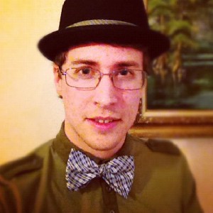 @alyak_89 Okay, not perfect but I think I've got tying it now. :P