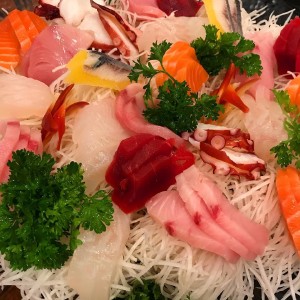 Another sushi and sashimi adventure in Flushing with @regardsyjc and family!